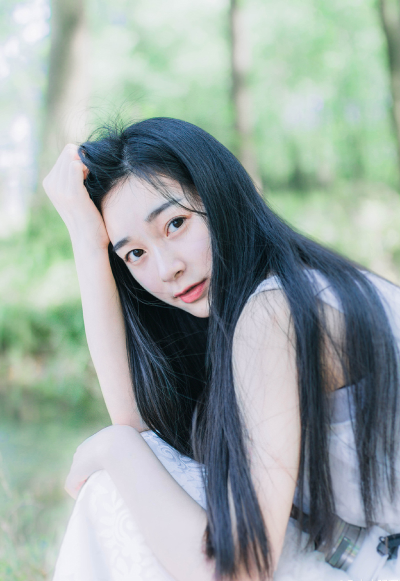 青春伴随着梦想，如诗如画，如歌如曲，追逐梦想的微光，即使前方荆棘满地，也依然要风雨兼程，永不言弃!